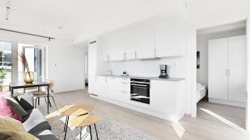 Classic Apartment | Private kitchen | Electric kettle, toaster