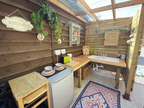 Fridge, microwave, stovetop, electric kettle - Thistlebank Yurt- Enchanting 1-bedroom yurt in Llangollen with stunning views.. (Llangollen)