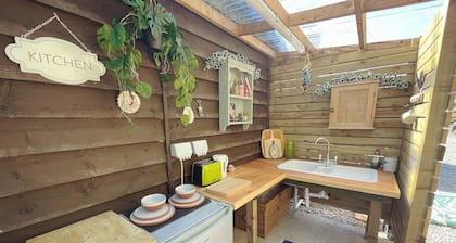 Thistlebank Yurt- Enchanting 1-bedroom yurt in Llangollen with stunning views..