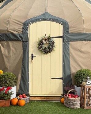 Exterior - Thistlebank Yurt- Enchanting 1-bedroom yurt in Llangollen with stunning views.. (Llangollen)