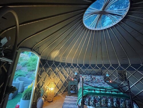 Thistlebank Yurt- Enchanting 1-bedroom yurt in Llangollen with stunning views..
