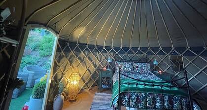 Thistlebank Yurt- Enchanting 1-bedroom yurt in Llangollen with stunning views..