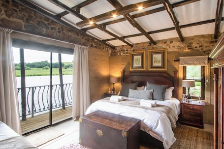 2 bedrooms, iron/ironing board, WiFi, bed sheets. Boutique Lake Villa