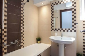 Shower, hair dryer, towels, shampoo - Bright 1 Bd Apt in Ampelokipoi with Balcony (Athens)