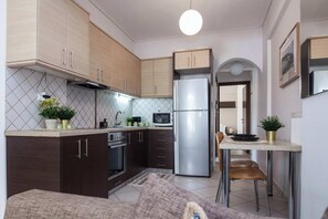 Fridge, microwave, oven, stovetop - Bright 1 Bd Apt in Ampelokipoi with Balcony (Athens)