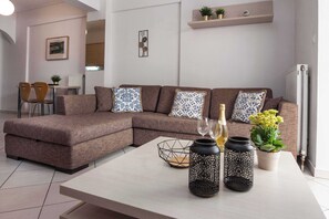 TV - Bright 1 Bd Apt in Ampelokipoi with Balcony (Athens)