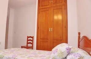 1 bedroom, bed sheets