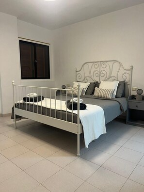 5 bedrooms, iron/ironing board, free WiFi, bed sheets