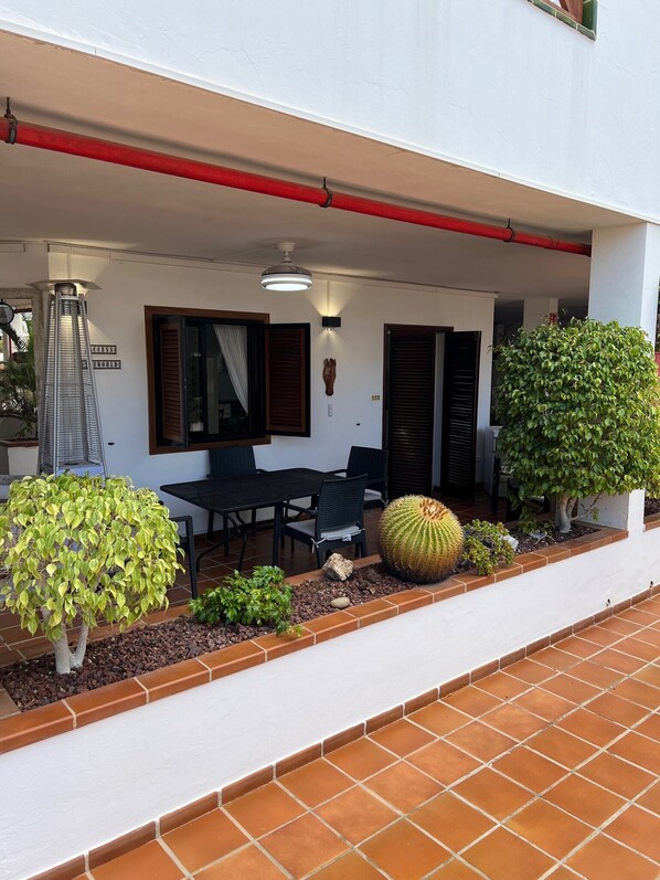 Outdoor dining - Experience our accessible, pet-friendly paradise, just 5 minutes from the beach (Los Cristianos)