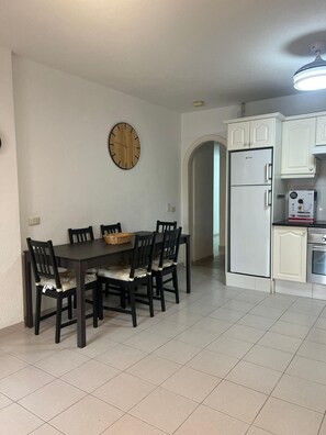 Dining - Experience our accessible, pet-friendly paradise, just 5 minutes from the beach (Los Cristianos)