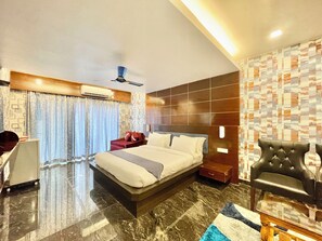 Skrivebord, skrivebord for bærbar PC, wi-fi (inkludert) og sengetøy