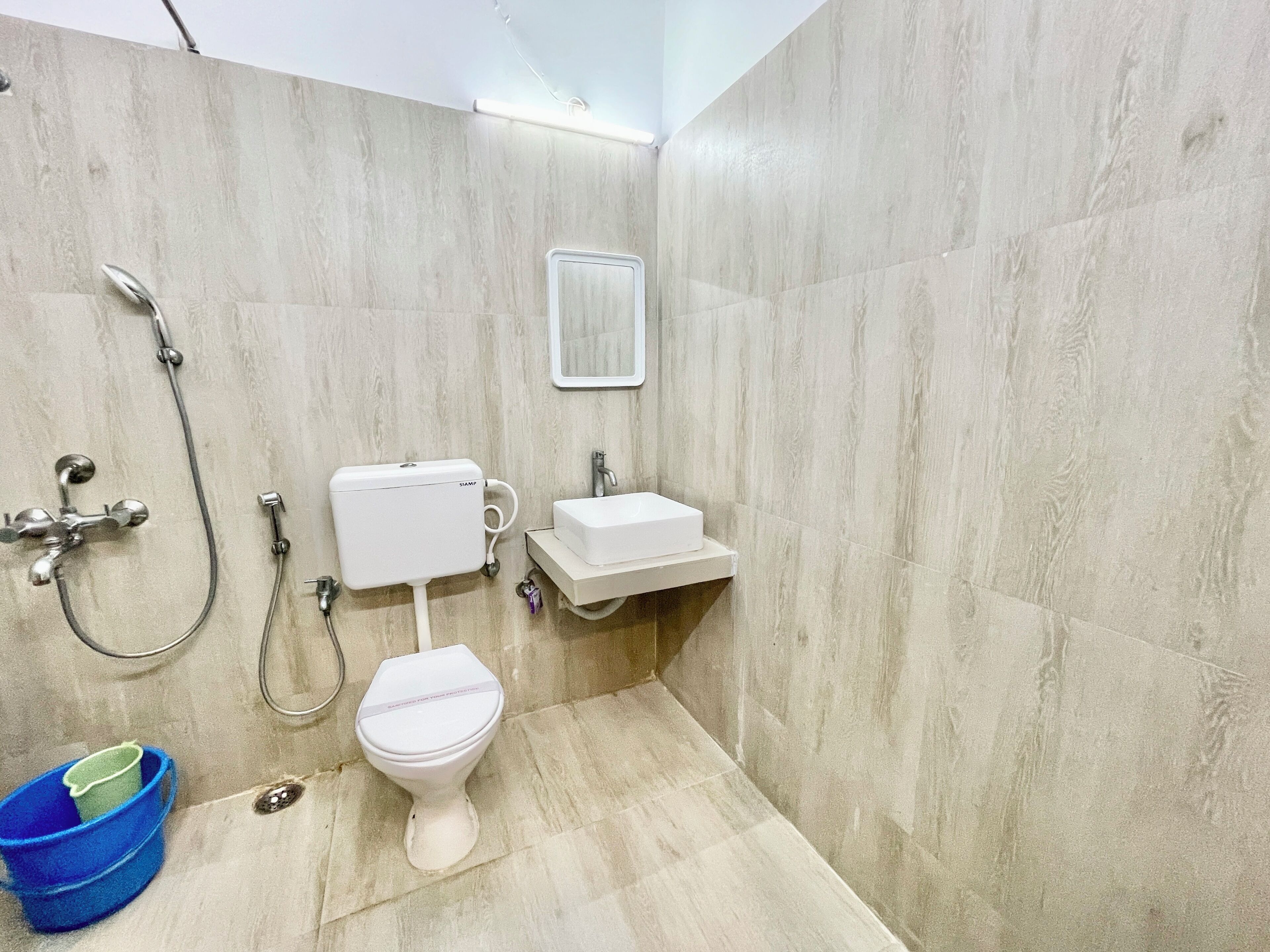 Un baño con inodoro, ducha y lavamanos.