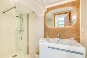Douche, serviettes fournies