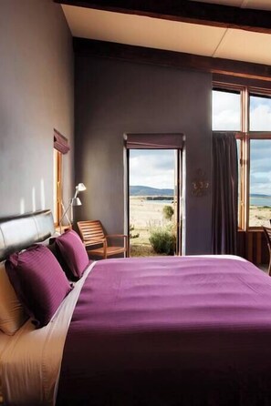 4 bedrooms, iron/ironing board, travel crib, bed sheets - Thalia Haven: remote, wild, off the grid (Little Swanport)
