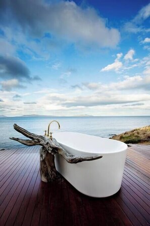Property grounds - Thalia Haven: remote, wild, off the grid (Little Swanport)