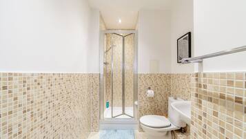 Apartment | Bathroom | Combined shower/bathtub, deep-soaking bathtub, hair dryer, towels