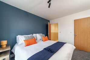 2 bedrooms, iron/ironing board, free WiFi, bed sheets - Top-rated Penthouse - King Size Bed & Free Parking (Romford)