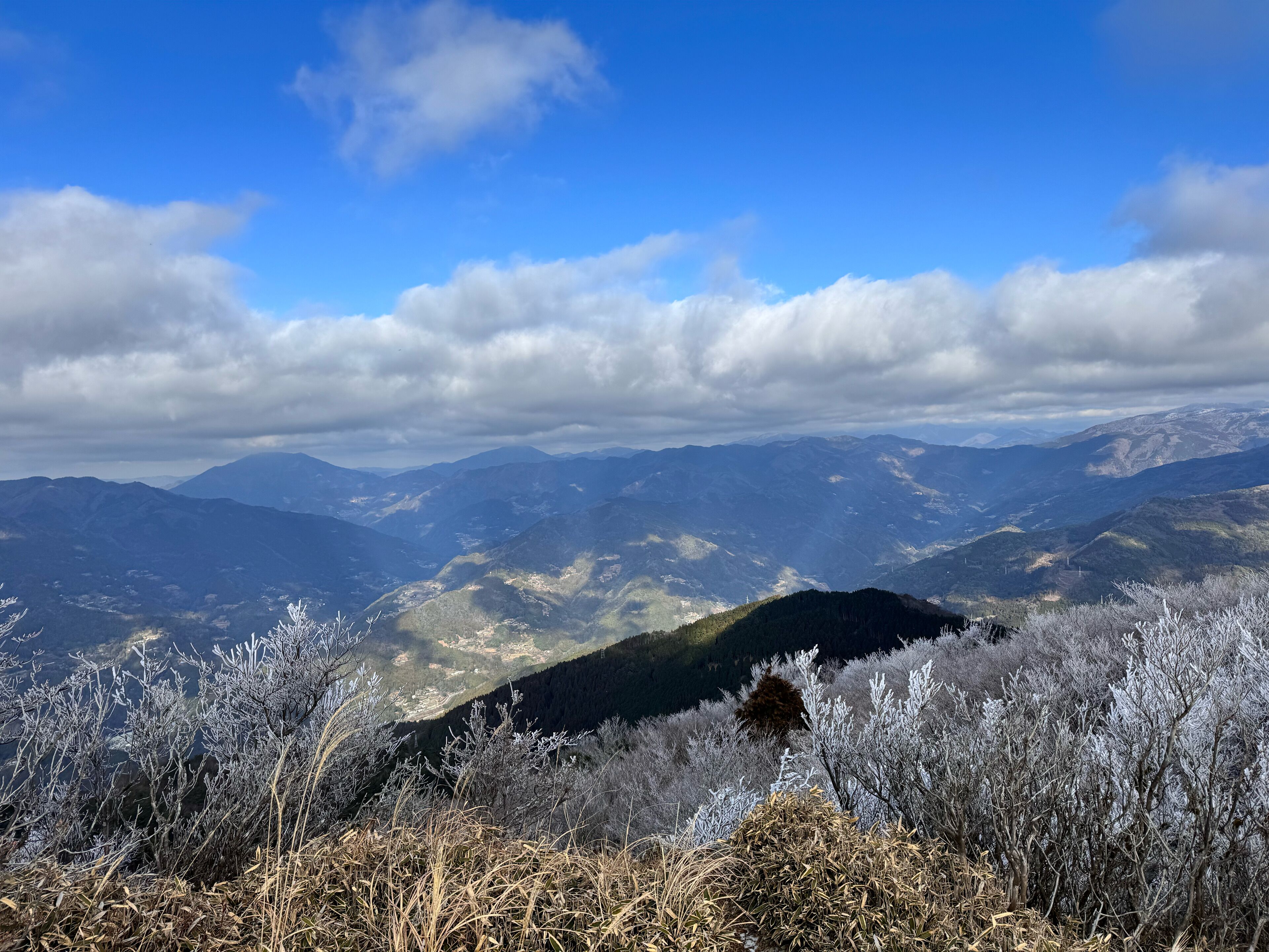 Une vue panoramique d’un paysage montagneux, avec un ciel dégagé et des montagnes à l’horizon.