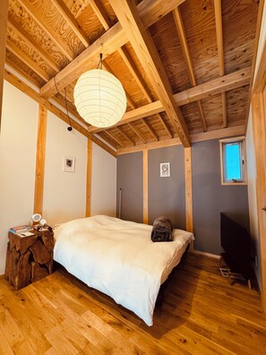 Cabaña Confort, vista a la montaña | Área de sala de estar | Televisión de pantalla plana, chimenea, juguetes y películas de estreno 