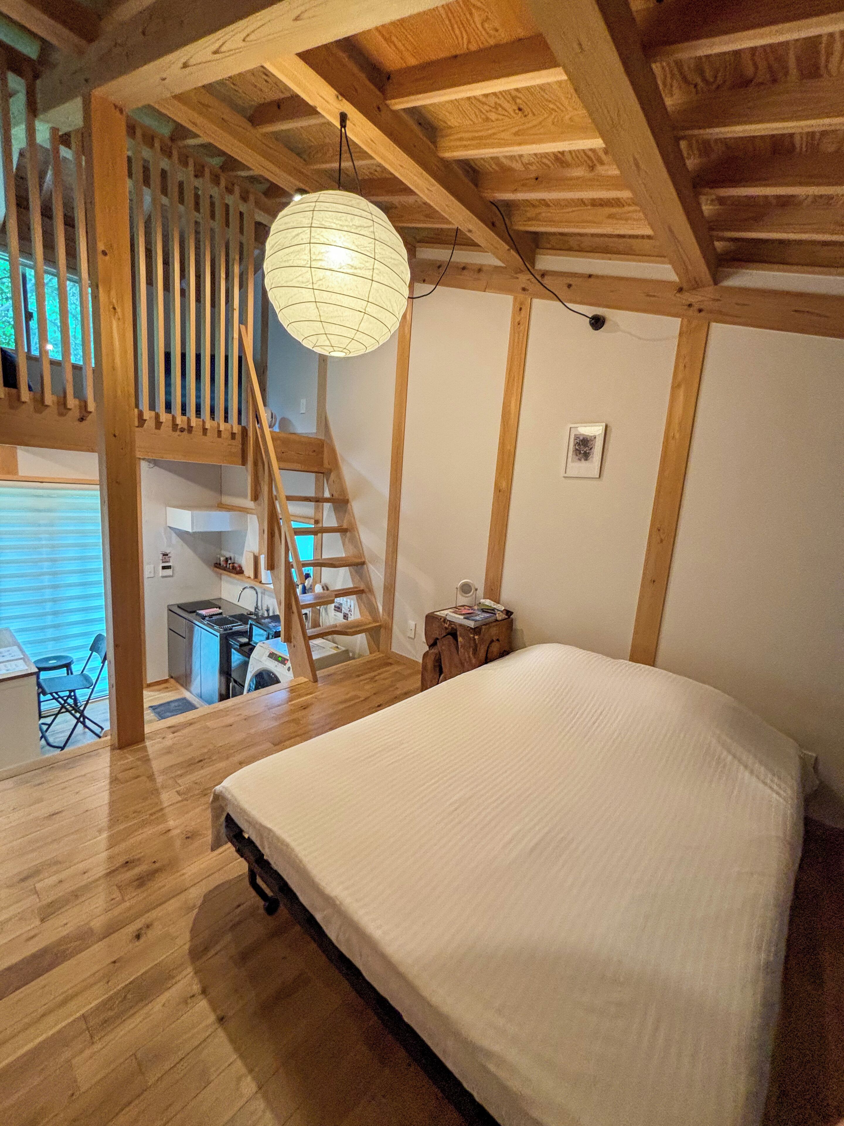 Edredón, muebles diferentes y tabla de planchar con plancha 