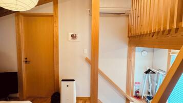 Comfort-Ferienhütte, Bergblick | Wohnbereich | 32-Zoll-Flachbildfernseher mit Satellitenempfang, Kamin, Kinderspielzeug