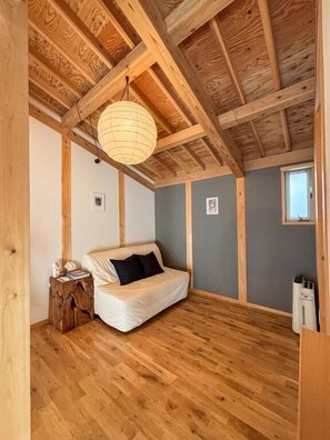 Comfort Cabin, Mountain View | Down duvets, individually furnished, iron/ironing board, free WiFi - CrossFit Otoyo Strength TINY HOUSE (Otoyo)