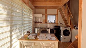 羽毛の掛け布団、客室ごとに異なるインテリア、アイロン / アイロン台、WiFi (無料)