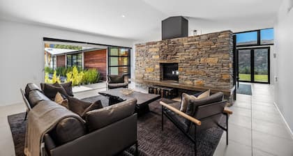 Gibbston Valley Residence - dark sky gazing retreat perfect for small groups.