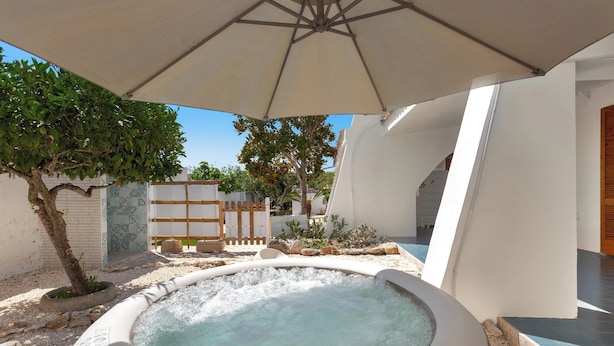 A spa area with a hot tub, an umbrella, and a small tree. - 4124 Villa Mavra by Barbarhouse (Melendugno)