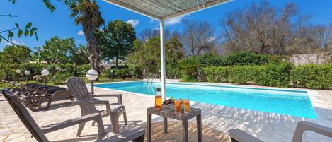 Una piscina al aire libre de temporada