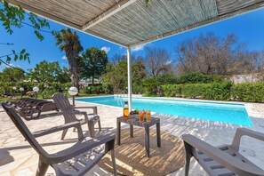 Una piscina al aire libre de temporada