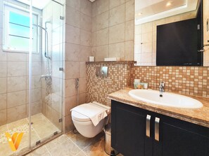 Villa, Balcony, City View | Bathroom | Shower, free toiletries, hair dryer, towels