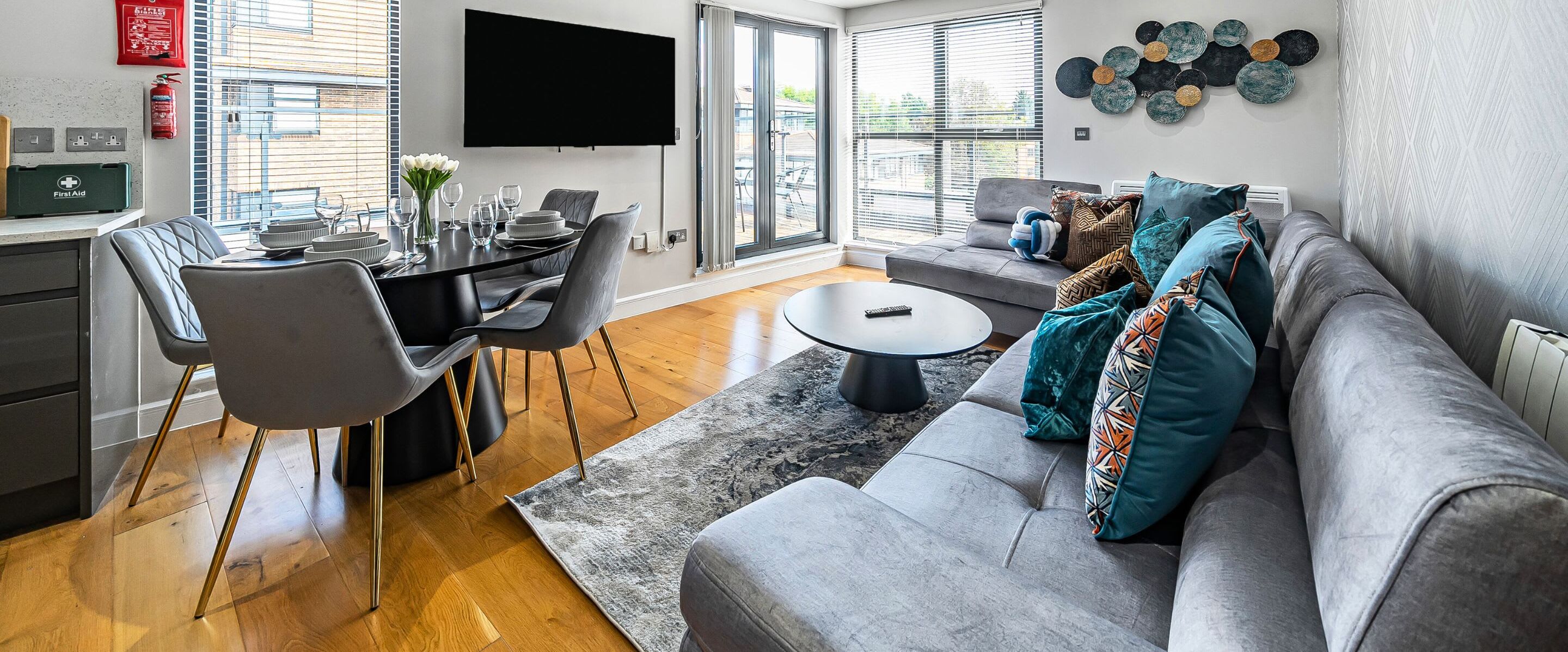 Televisión y oficina 