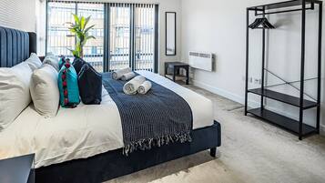 2 bedrooms, desk, iron/ironing board, WiFi