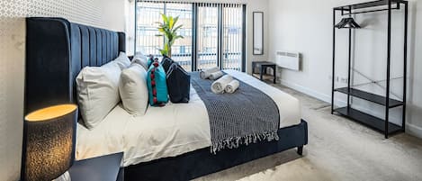 2 bedrooms, desk, iron/ironing board, WiFi