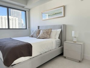 3 عدّة غرف نوم ومكواة/لوح كي وواي فاي وملاءات أسرّة