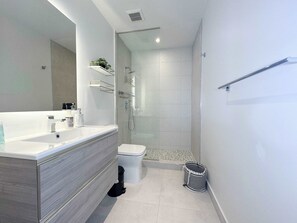 Dusj, hårføner og håndklær