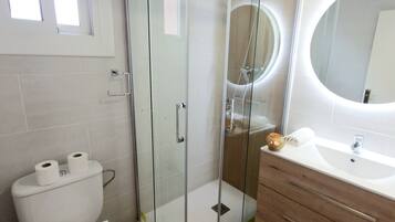 Secador de pelo, toallas, jabón y papel higiénico