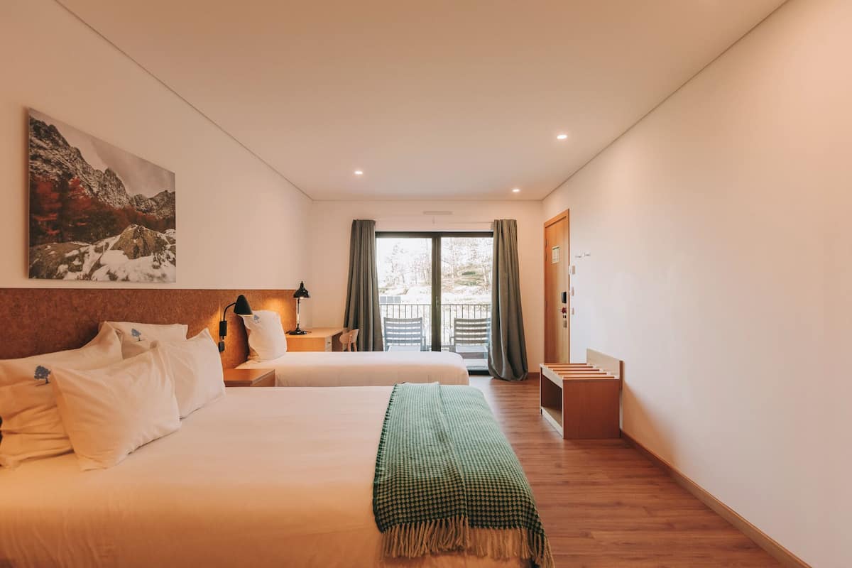 Habitación familiar, vista al jardín | Minibar, escritorio, espacio para trabajar con laptop y wifi gratis