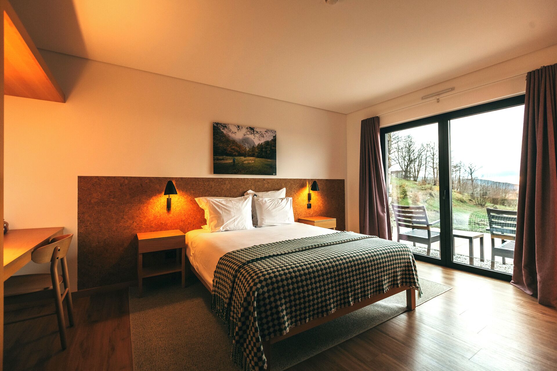 Quarto casal ou duplo premium, vista para o lago | Frigobar, escrivaninha, espaço de trabalho para notebook