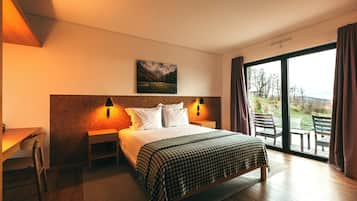 Habitación Premium con 1 cama matrimonial o 2 individuales, vista al lago | Minibar, escritorio, espacio para trabajar con laptop y wifi gratis