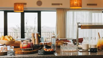 Se ofrece un desayuno bufé (9 EUR por persona)