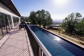 Piscine extérieure, parasols de plage, chaises longues