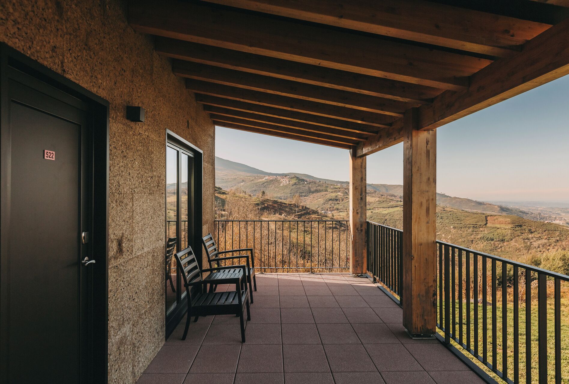 Un balcone con vista su un paesaggio collinare.