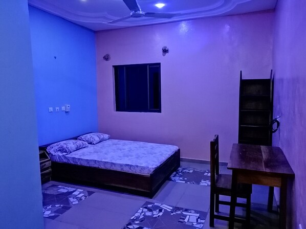 3 chambres, bureau, fer et planche à repasser, draps fournis