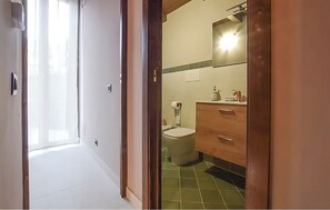 Douche, sèche-cheveux, bidet, serviettes fournies