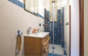 Douche, sèche-cheveux, bidet, serviettes fournies