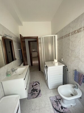 Douche, bidet, papier toilette