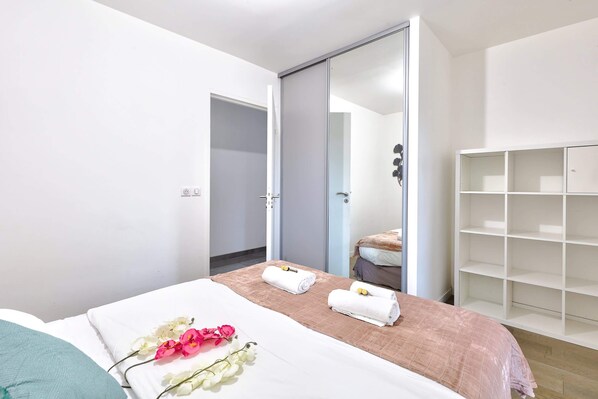 Unclassified image, 1 of 11, button