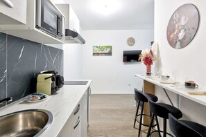 Kühlschrank, Mikrowelle, Ofen, Herdplatte